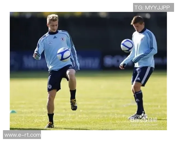 足球明星的颠球技巧揭秘让你也能轻松掌握这项炫酷的足球技能 足球明星的颠球技巧揭秘让你也能轻松掌握这项炫酷的足球技能